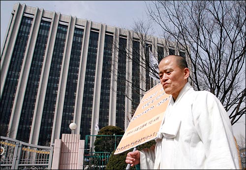 새만금을 살리기 위해 13일 서울 시내 도보행진에 들어간 도올 김용옥 순천대 석좌교수가 세종로 정부중앙청사 앞을 지나고 있다. 